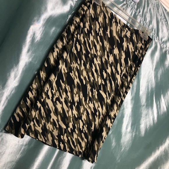NWOT camo print stretch knee length skirt L - Picture 2 of 4